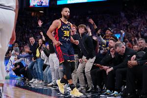 水花四射💦库里4月场均30.6分5.2板6.6助 领跑得分&三分命中榜