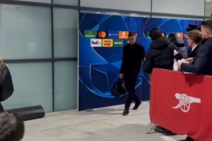 保持风度👏姆巴佩输球后与小球迷合影并签名