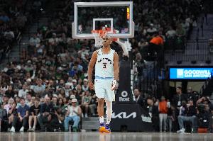 保罗：对巴恩斯投篮非常有信心 看到年轻人建立信心感觉真好