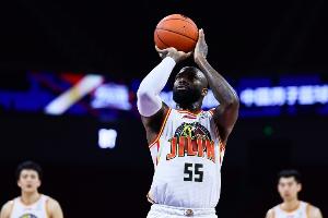 琼斯晒豪车照：生活很美好 但我仍然像一无所有一样努力工作💪