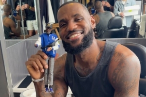 詹姆斯开心😁把玩自己的芭比娃娃：腿有点细 他应该练腿🦵