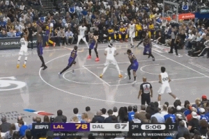 打老大哥！克里斯蒂冲击篮筐 面对詹姆斯躲闪上篮打中