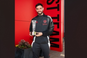 3月奖项帽子戏法！B费领取PFA球迷票选月最佳奖杯