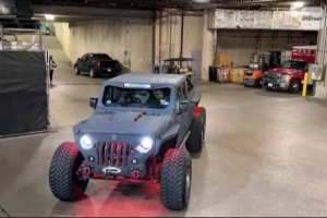 猛兽级别😮！迎战老东家东契奇帅气到场 座驾酷似“装甲车”