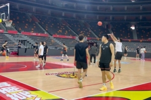 前两场三分74中20 赛前踩场训练上海大部分时间都在练习外线投射