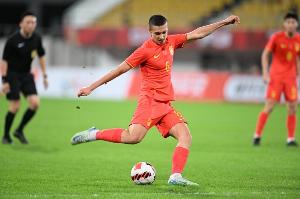 记者：山东泰山B队赛前训练风很大，依木兰、陈泽仕缺席