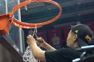 这个夜晚属于夺得队史第二冠的广东女篮 全队队员赛后剪下篮网