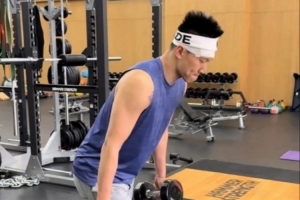 太硬了！雷蒙眼角缝完10针后今天正常训练