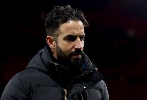 卡拉格：如果考虑让阿莫林改变体系，曼联还不如换个教练