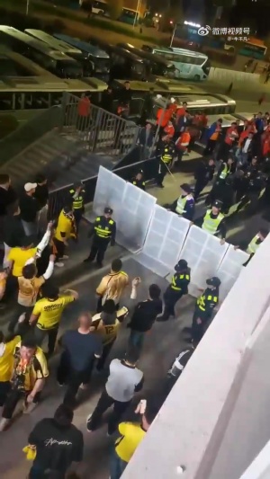 1-5惨败！西海岸球迷赛后向泰山球迷高喊：还我金敬道！假球队！