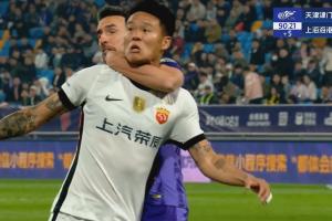 锁喉动作！基莱斯防守争顶时手臂紧紧钳制李昂，裁判没有判点
