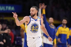 王猛：库里仿佛杀死了比赛？裁判说“再等等 原地复活一下😂”