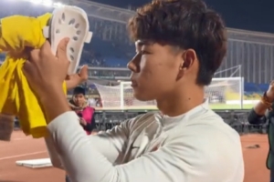 恩情难忘！何小珂赛后单独向老东家泰山球迷谢场