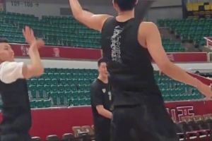 广东今日训练氛围认真且轻松 徐昕给徐杰&小胡当陪练练习底角三分