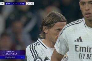 姆巴佩伤退阿森西奥下场，迪亚斯、魔笛登场