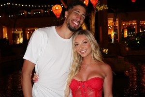 哈利伯顿晒与女友合照：六年光阴&无数回忆&余生共度 爱你❤️