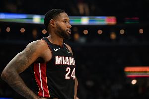 兢兢业业！海史密斯末节关键补篮 全场9中5贡献12分10板