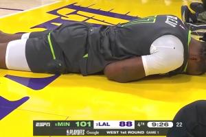 😱里德防守被打到眼部倒地！躺在地上一回合没起来&返回更衣室