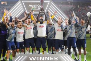 珍贵相片！凯恩19年的奥迪杯夺冠合影+23年的老虎杯夺冠合影