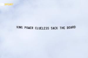 提前5轮降级！莱斯特城球迷飞机拉横幅抗议：解雇董事会