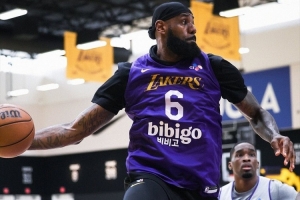 🙌全力备战G2！詹姆斯飞身传球神情专注 全队严阵以待🔒