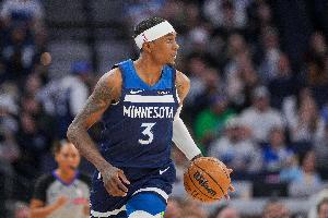 判若两人！麦克丹尼尔斯11中3仅拿8分4板 首战13中11轰25分9板