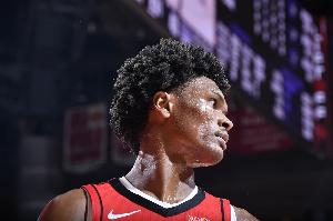 阿门-汤普森22分钟7中4拿到11分3助 正负值+15