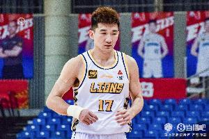 直播吧：孙铭徽眼部被撞目前肿得厉害 但并不影响与辽宁的半决赛