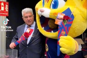 主席拉波尔塔参加巴萨主题书展，并与俱乐部吉祥物CAT嬉笑打闹