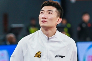 王博：还不清楚孙铭徽崴脚的严重程度 后者将会去医院拍片检查