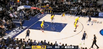 这球太伤了！范德比尔特保护篮板但被抢断 还犯规送兰德尔2+1