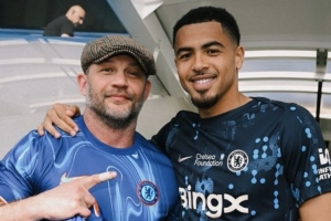 知名演员汤姆-哈迪造访斯坦福桥，切尔西社媒晒照