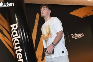 1-1回主场！勇士入场照：库里红裤子&表情严峻 追梦深绿 波杰休闲