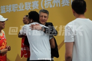 两头跑😁中国男篮主帅郭士强&助教王晗 现场观看广厦辽宁二番战