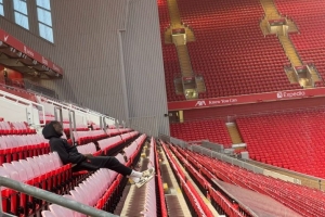 另类庆祝方式，科纳特独自坐在安菲尔德看台微笑俯瞰球场