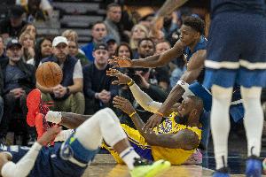 烤肉姐：狼队近5次挑战全成功？裁判多次判罚有误说明能力有问题!