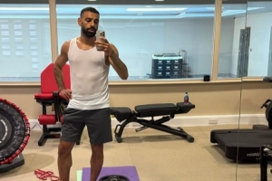 夺冠不忘训练，萨拉赫社媒晒在健身房自拍照，并与索博互动