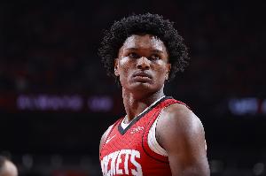 阿门上半场5投3中拿到8分3篮板2助攻 身背3次犯规成隐患