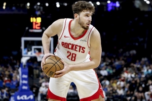 Skip：申京面对比自己矮4英寸的追梦 投篮时显然缺乏信心