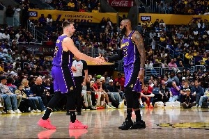 詹姆斯登陆洛城后季后赛😯1次夺冠3次首轮出局😥掘金成苦主