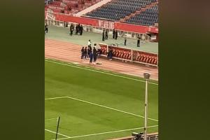 😧多名博主现场拍到崔康熙赛后仍坐在替补席上，久久不愿离去