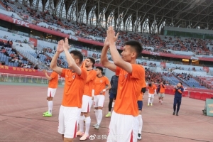 记者：海牛队员及教练组赛前向球迷鞠躬致谢，表达歉意