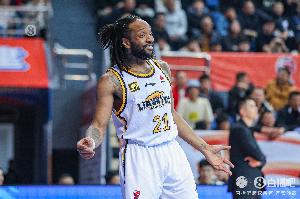 扛起进攻！威尔斯半场9中5砍全队最高12分 三分3中2