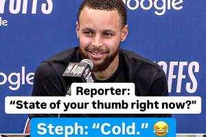 敷着冰袋呢😂！记者：拇指感觉咋样了😟？库里：冷🥶