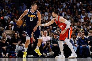 主防时约基奇14中5&下半场8中1！卢：祖巴茨今晚在防守端是怪兽