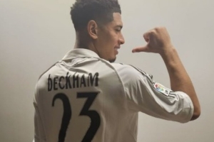 贝林厄姆身穿贝克汉姆球衣为其庆生：祝传奇50岁快乐🐐