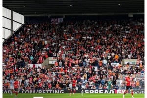 两连降，卢顿在英超降级后下一年就从英冠降级，历史上第4次出现