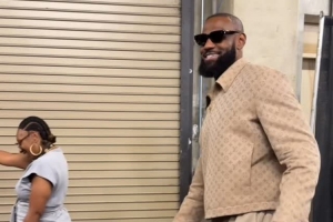 詹姆斯遭遇左膝内副韧带二级扭伤 G5赛后离场时一瘸一拐🤕