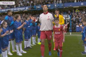 致敬冠军！切尔西赛前列队，本赛季英超冠军利物浦入场