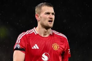 记者：德里赫特一瘸一拐地离开球场，但没有拄拐